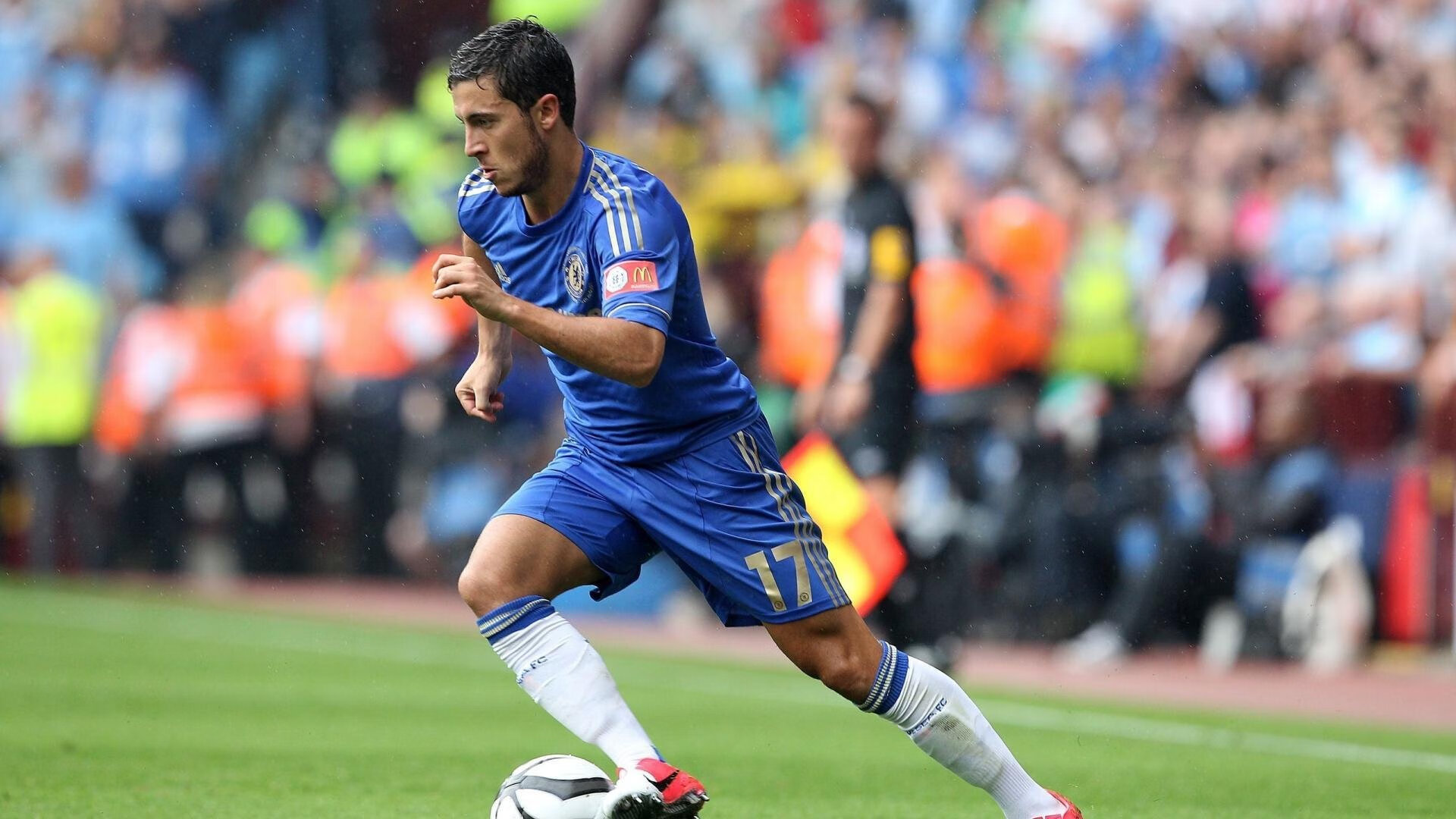 _现场直击：激烈对决中瞬间点燃全场气氛_，激烈的对弈