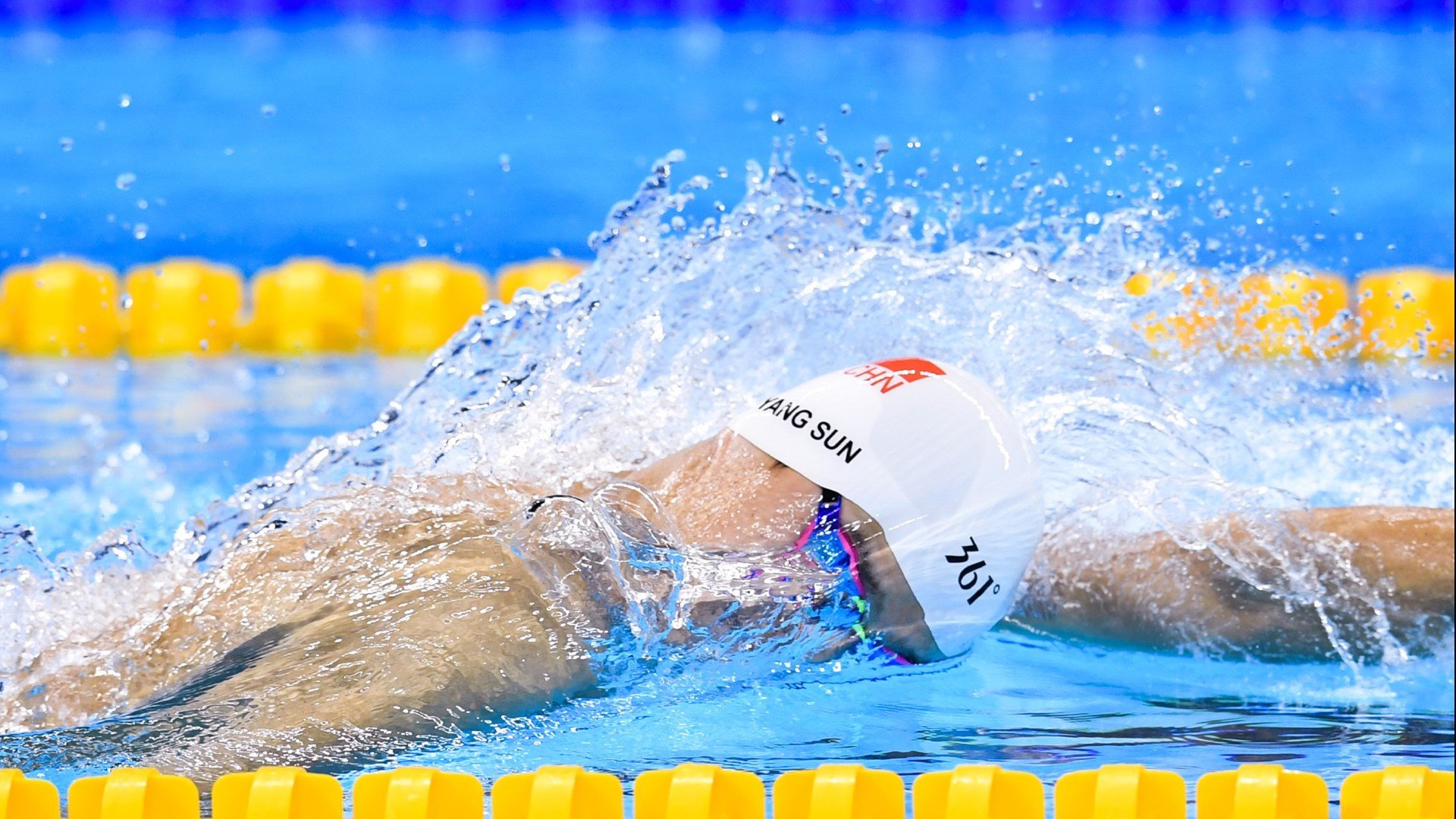 _现场直击：激烈对决中瞬间点燃全场气氛_，激烈的对弈