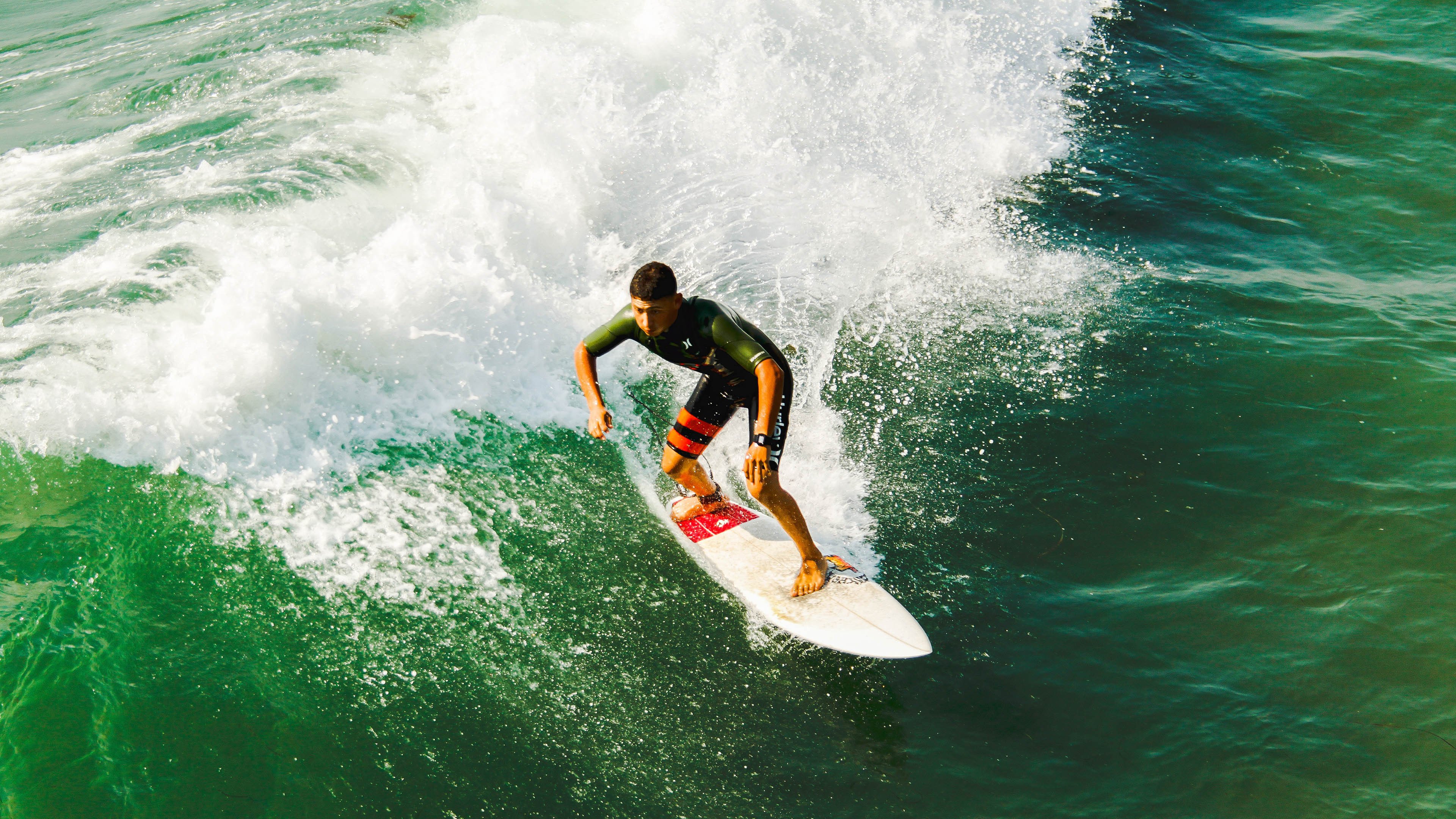 _冬季冰川徒步：勇闯极寒的壮观景象_，旅游冰川