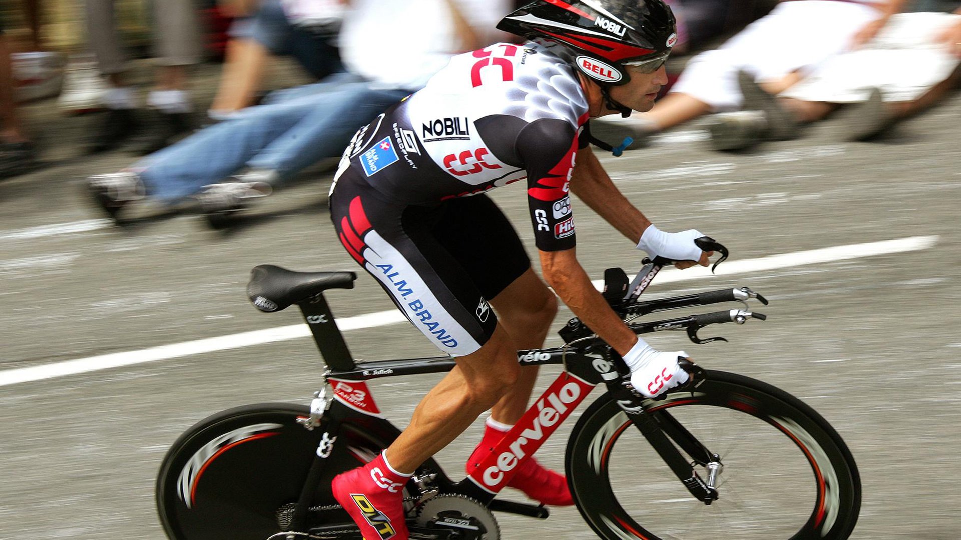 _极光滑雪大赛：在彩色光辉中驰骋_，滑雪看极光